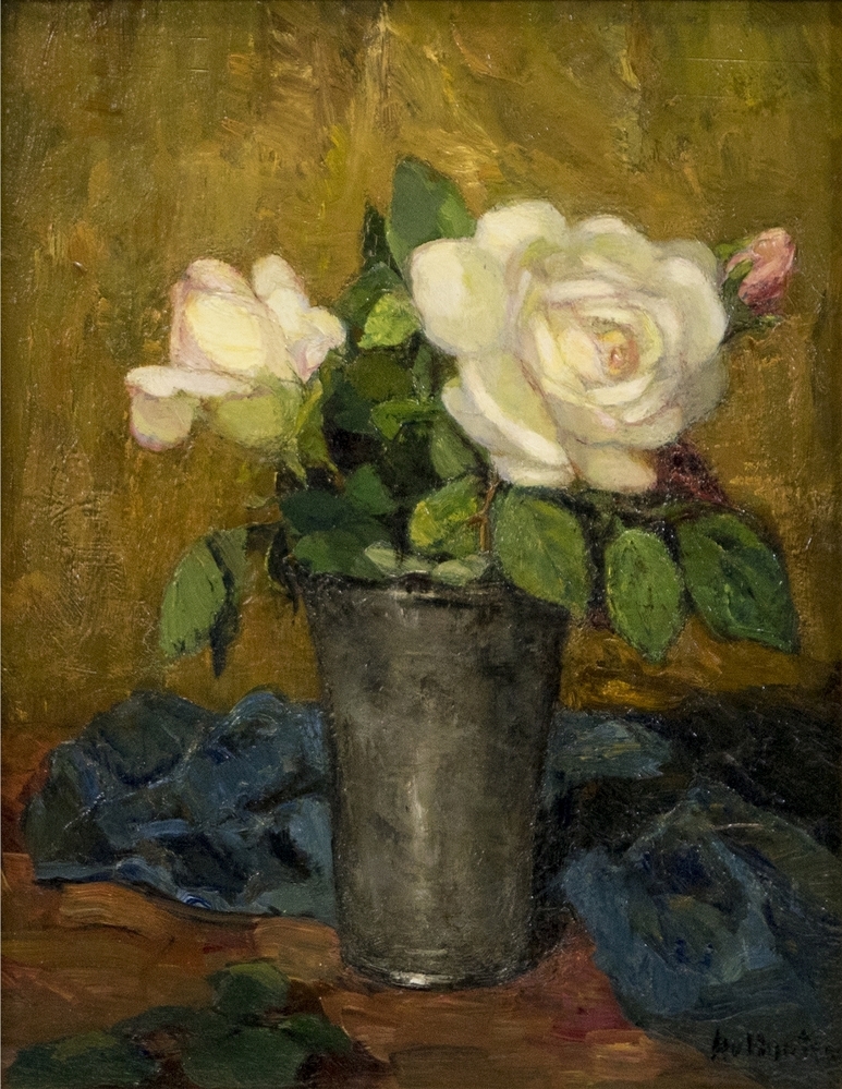 Witte rozen in tinnen vaas.