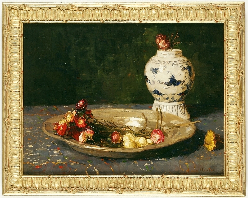 Strobloemen met tinnen schotel en Delftse vaas.