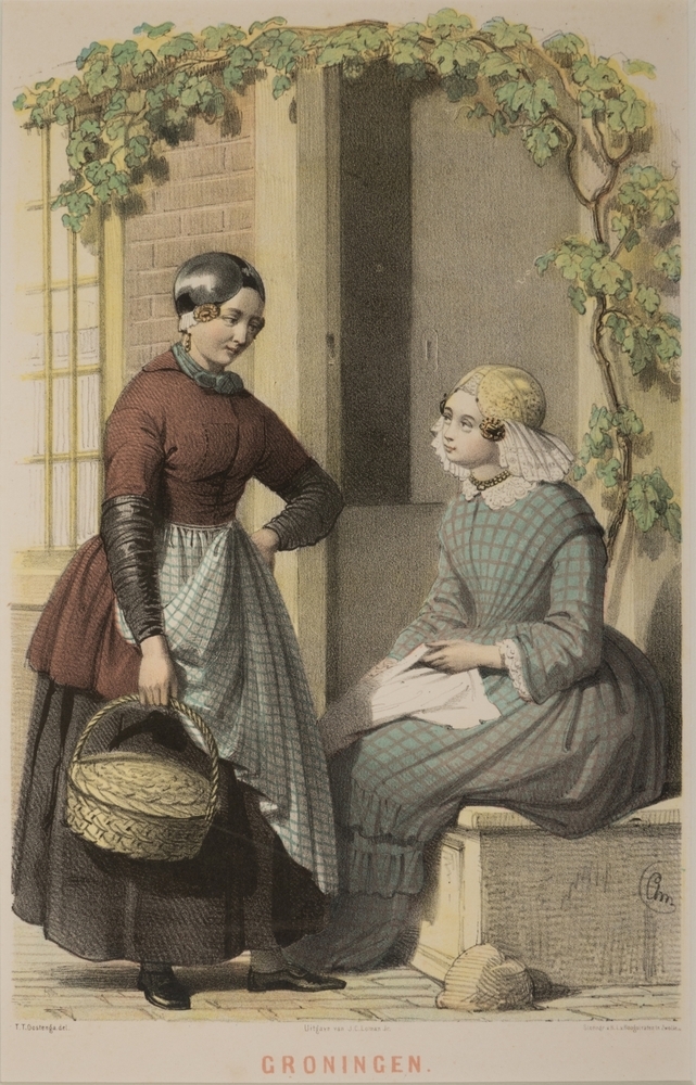 Twee vrouwen in Groninger streekdracht