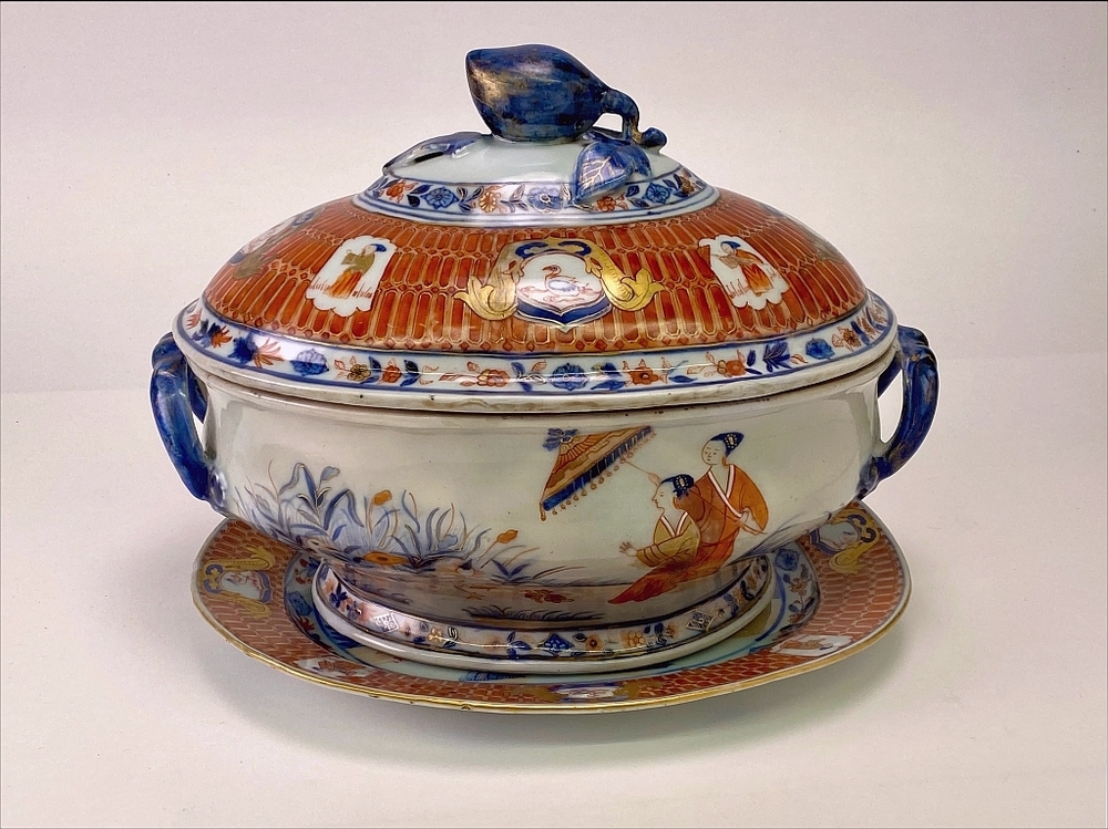 Terrine met deksel en onderschotel