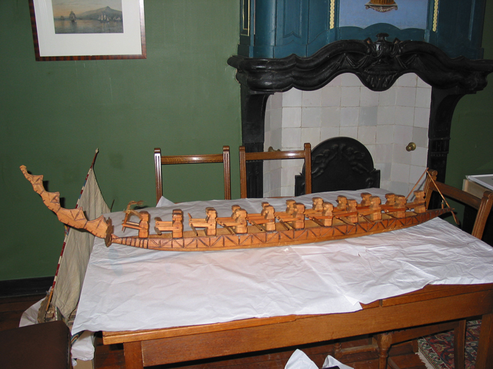 Boomstamkano voor twintig personen, afkomstig uit Cameroen, inclusief peddels