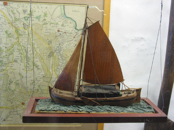 Tjalk met deklast turf.