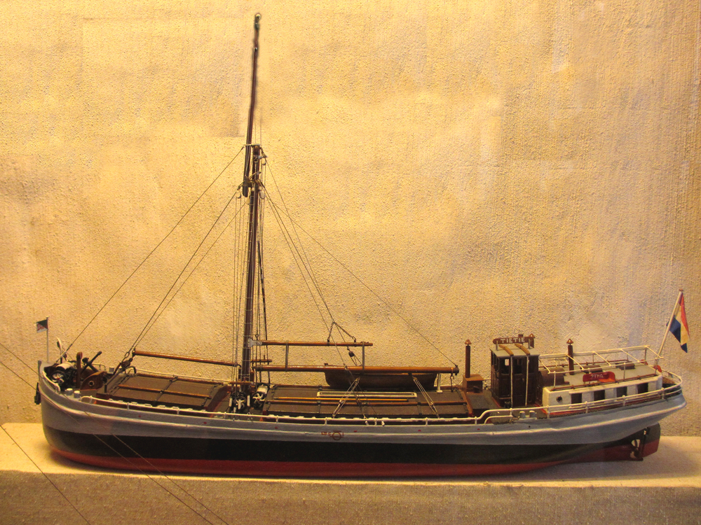 Model van de kustvaarder of Wad- en Sontvaarder "Tietie". Het echte schip dateert uit 1923.