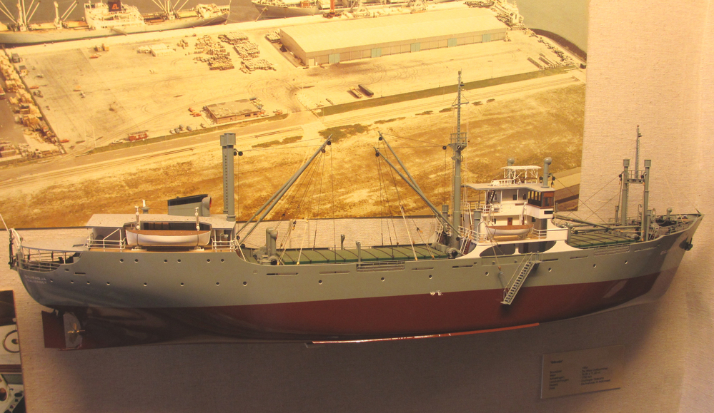 Scheepsmodel van de kustvaarder "Giliradja", vervaardigd door modelbouwer W.A. Pull jr. circa 1954
