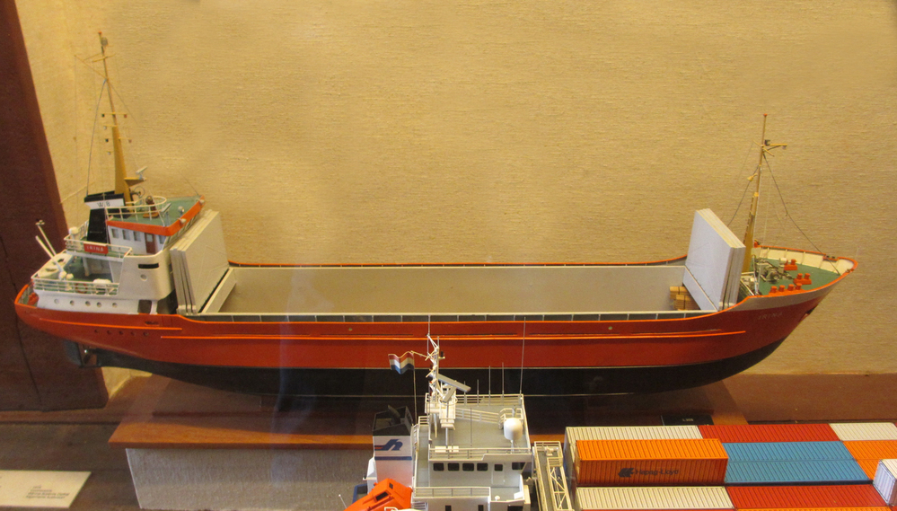 Model van de kustvaarder "Irina", vervaardigd in 1974