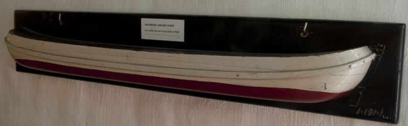 Halfmodel lange platte tjalk, ook wel als 'Taske' omschreven.