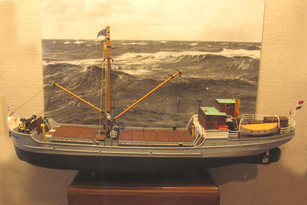 Model van de kustvaarder "Mado" uit 1932, vervaardigd door A.J.F. Dunweg in 1990.