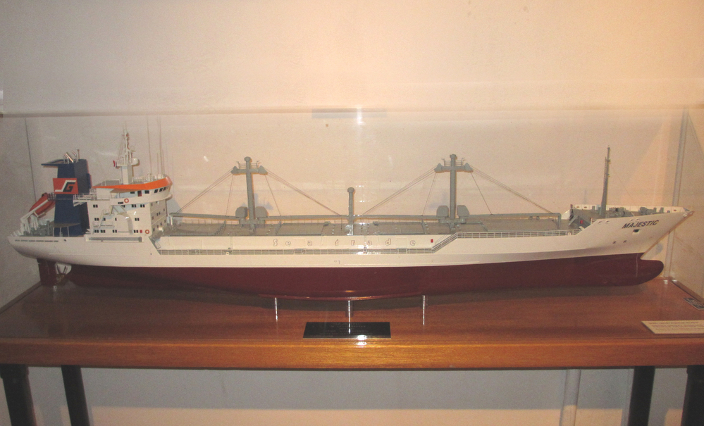 Volmodel van het koelschip m.s. "Majestic" van rederij Seatrade, vervaardigd door Scale Models Weston rond 1990