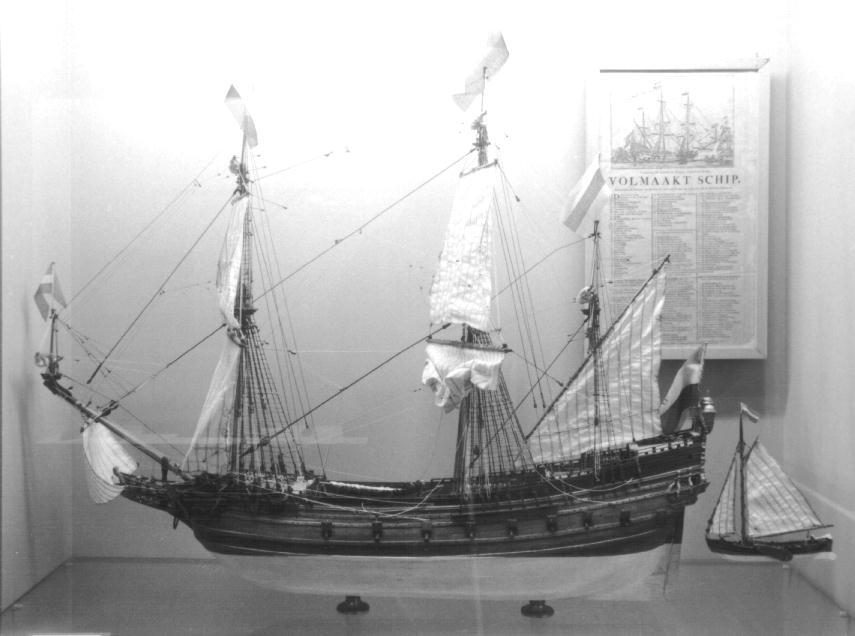 Model van een 17e eeuwse Pinas met losse sloep, vervaardigd door A. Hoving in 1985