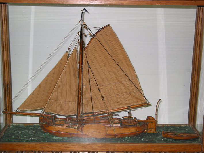 Model van een zeilend recherchevaartuig.