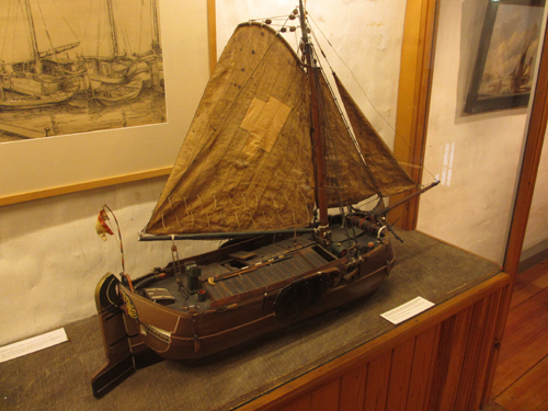 Model van een Overijsselse of Hoogeveense praam met statie (staatsiepraam), de "Ons Genoegen", gebouwd door een blokmaker uit Meppel in 1842