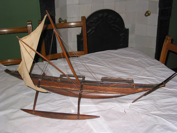 Model van een Indisch-Polynesische prauw met emmerzeil en uitlegger