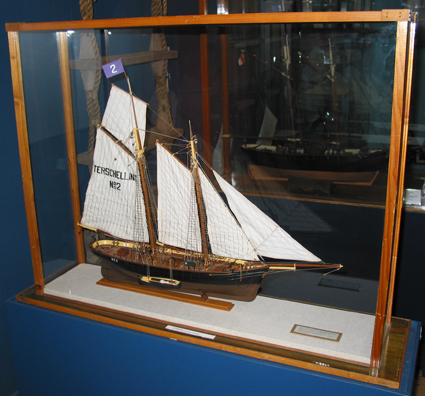 Model van de houten loodsschoener, "Terschelling no. 2" uit 1899, gebouwd door E. Timmerman.