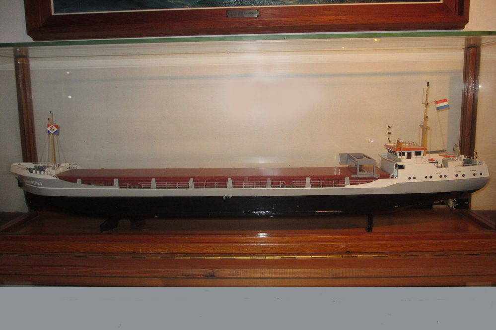 Model lage kruiplijn kustvaarder "Christina", vervaardigd in 1985.