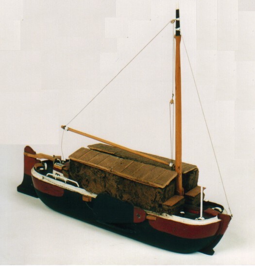 Bolschip met deklast turf