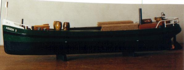 Model van de motorbeurtboot "Assen" (betreft een fictieve naam, niet gebasserd op een bestaand schip), voorstellend een motorbeurtboot zoals die overal in het land rond 1900 voorkwam, vervaardigd door Germ de Jonge circa 1925.
