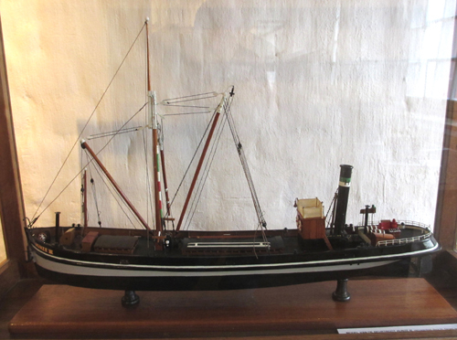 Volmodel van het stoombeurtschip "Hunze III", vervaardigd circa 1972 (het echte schip werd gebouwd in 1879)