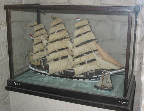 Model van het driemastvolschip Amstelstroom voorheen Alsyone in vitrine.