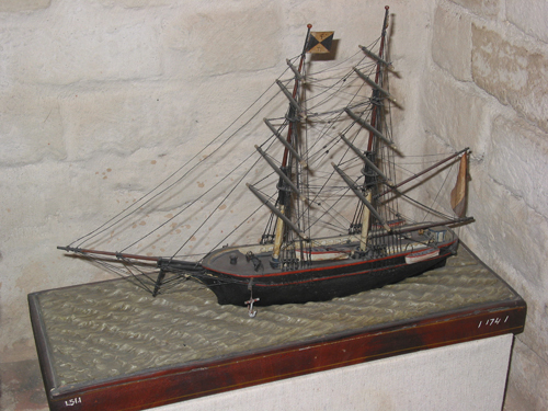 Model van een brik in vitrine