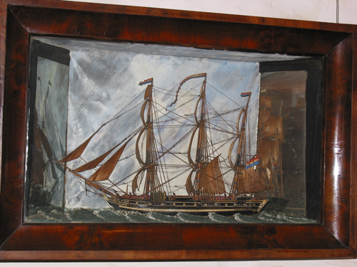 Model van driemastvolschip "Anna Paulowna"in glazen vitrine met spiegels