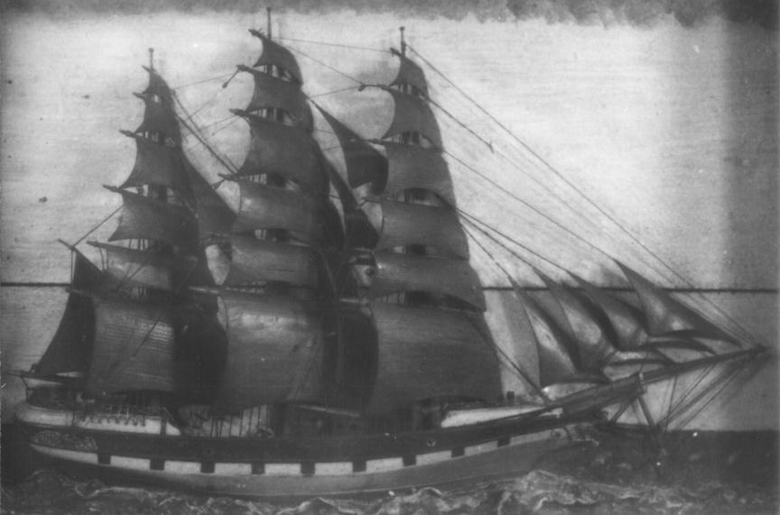 Model van een fregat op woelige zee in beschilderde vitrine, tweede helft 19e eeuw