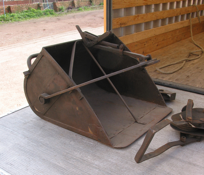 Zandschuifbak van een zelflosinstallatie met drie losse ijzeren blokken, uitgevonden door Arie Kreuk in 1916 en vooral gebruikt in de zand- en grindvaart