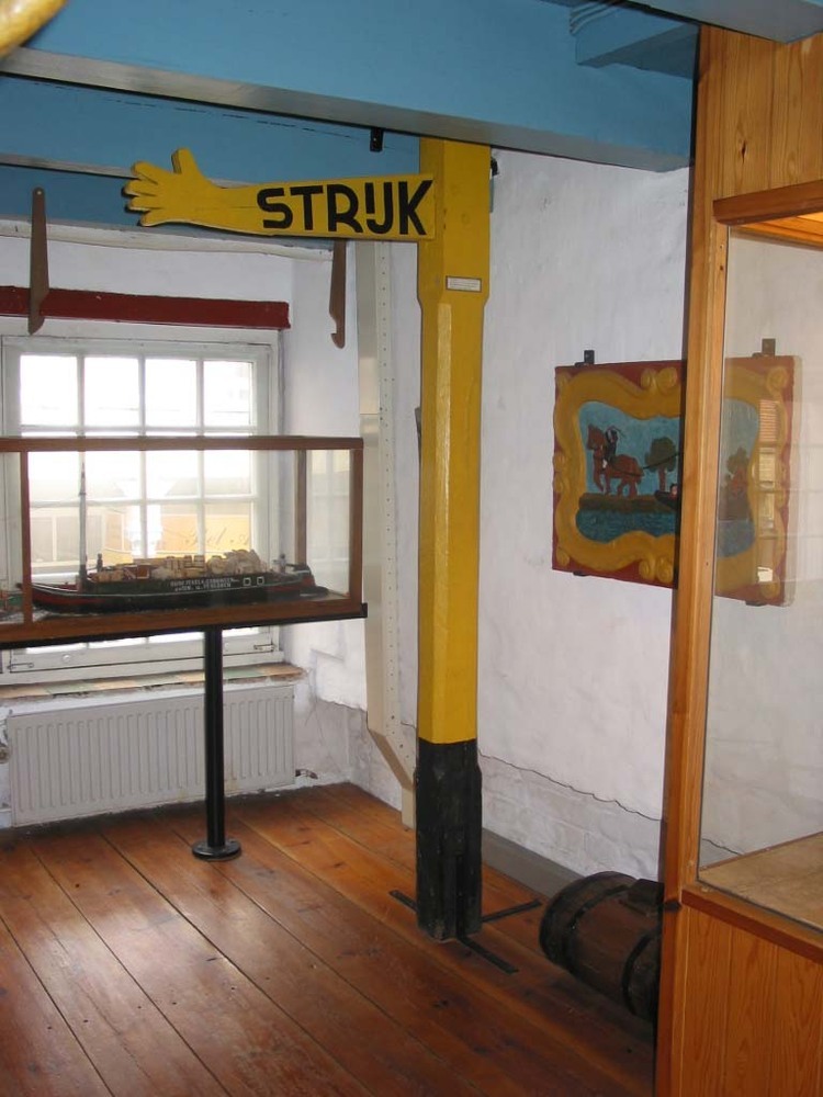 Strijkpaal , teken om vaart te minderen voor een brug: strijk de zeilen. De paal stond destijds langs het Damsterdiep nabij Appingedam.