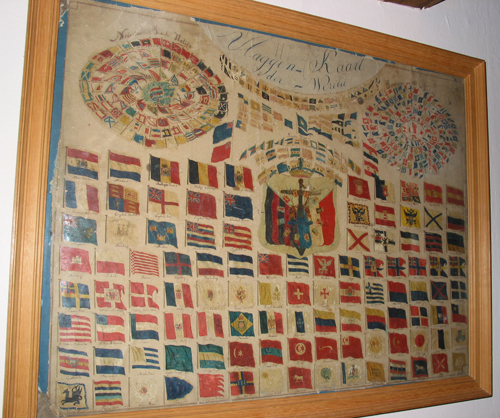 Vlaggenkaart. Handgeschilderde kaart met natievlaggen, geaquareleerde crayontekening en inkt (tekst), 19e eeuw.