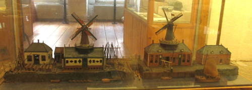 Maquette van houtzaagmolen "De Bok" en oliemolen "De Hoop" aan het Hoendiep te Groningen, 2e helft 19e eeuw.