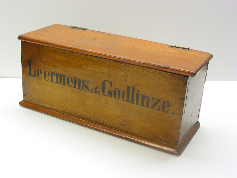 Vrachtbrievenkist Leermens & Godlinze uit het Loppersummer veerhuis aan het Binnen-Damsterdiep te Groningen.