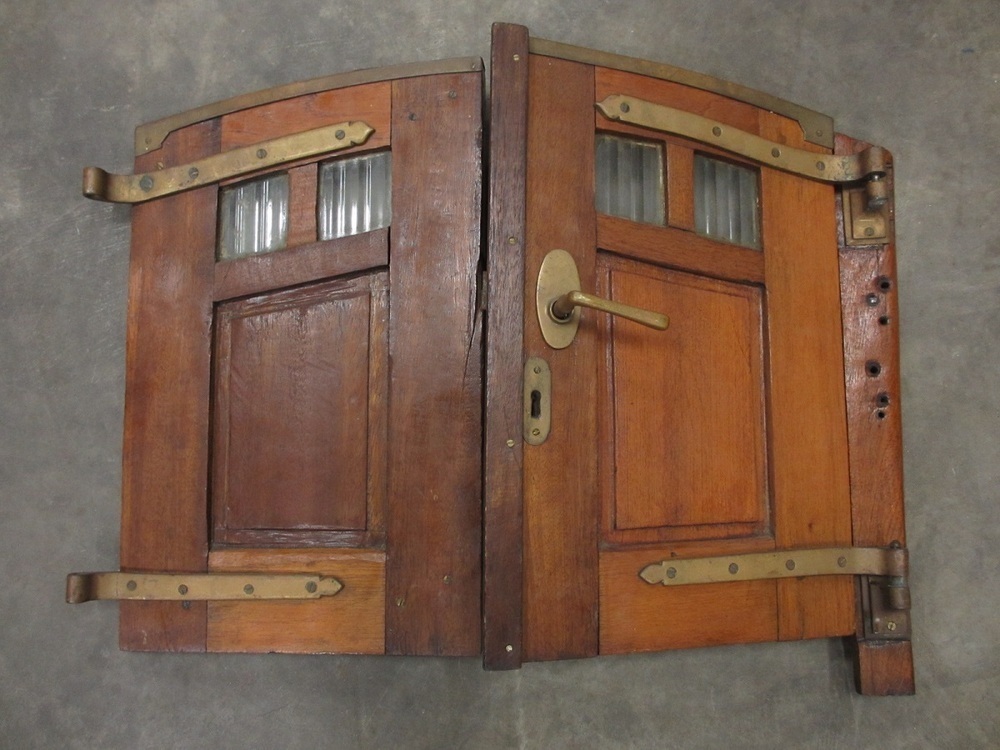 Roefdeur. Eén paar teakhouten gelakte roefdeurtjes waarvan één met deurlijst voorzien van raampjes met messing scharniertjes, grendels en deurknoppen