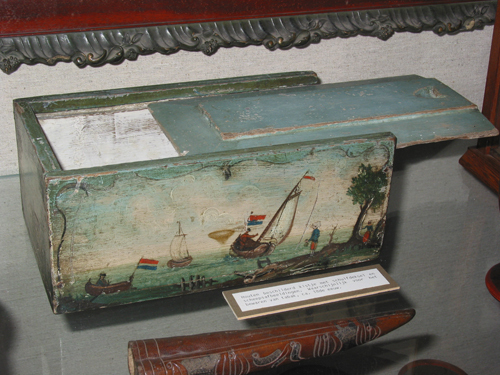 Houten kistje met schuifdeksel en scheepsafbeeldingen.