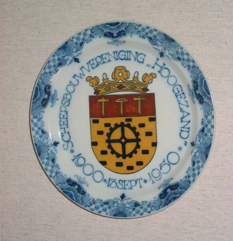 Jubileumbord 50 jaar Scheepsbouwvereniging Hoogezand, 13 sept. 1900-1950, aardewerk