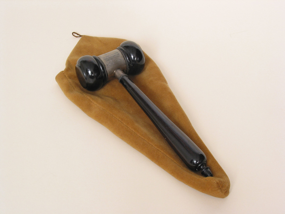 Voorzittershamer van zeemanscollege de Groninger Eendracht in 1932 aangeboden aan oud-voorzitter Jan Hendrik Kruize (voorzitter van 1910 tot 1931) ter gelegenheid van zijn 50 jarig lidmaatschap van het college, ebbenhout en zilver.