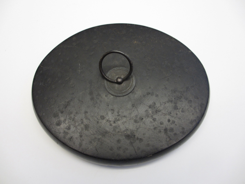 Beddesteen van zwart natuursteen, begin 20e eeuw. afkomstig uit de nalatenschap van kapitein H.J. Ketelaar.