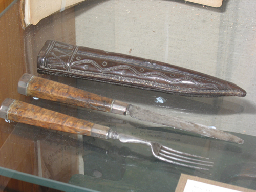 Mes en vork met bijbehorende schede, met initialen WN, 1757.