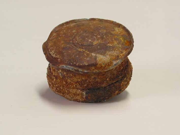 Deksel van flesje van het rantsoen sterke drank. Afkomstig uit het wrak van de Hollandia.