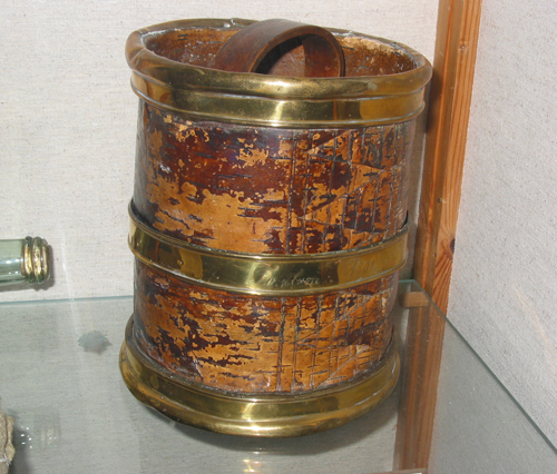 Toejas met drie koperen hoepels en opschrift "Wijkhof Twixlum 1891"