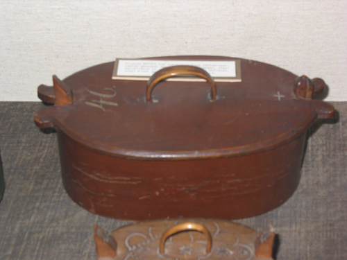 Bruingeschilderde Butte met inscriptie '46'