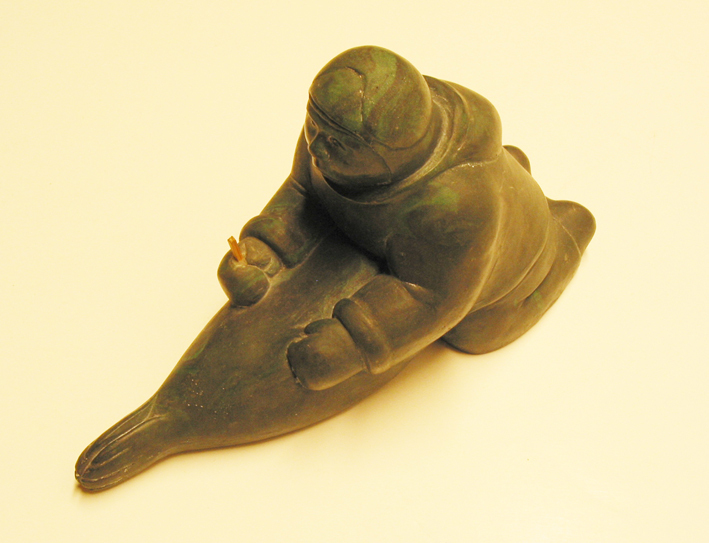 Beeldje voorstellende een inuit die een zeehond slacht