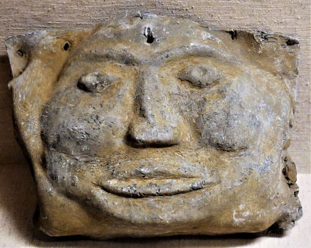 Balkafsluiting van lood, gemodelleerd met een gezicht, 17e of 18e eeuw