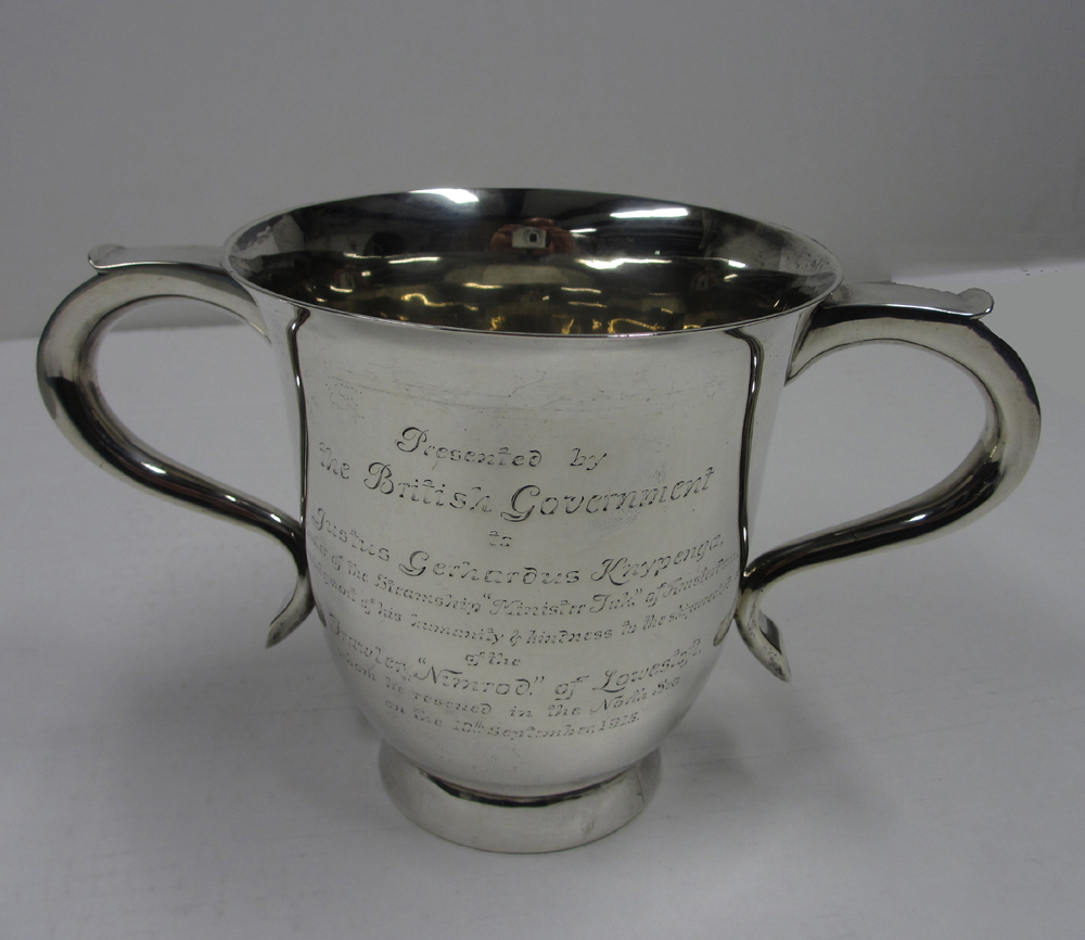 Zilveren bokaal, nap of 'porringer', geschonken aan Justus Gerhardus Knijpenga, kapitein van het stoomschip 'Minister Tak' uit Amsterdam voor het redden van drenkelingen van de trawler 'Nimrod' uit Lowestoft in 1915, vervaardigd door Daniël & John Welby, London, 1915