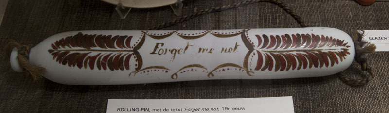 Rolling Pin van wit glas met opschrift 'Forget me not'