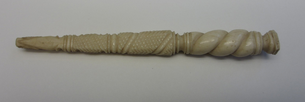 Breischede, uit walrustand gesneden schede voor breipen, 18e eeuw