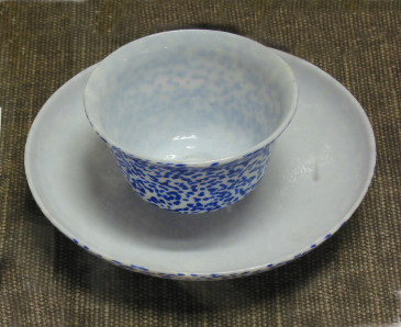 Kop en schotel. Nailsea, Engeland. 19e eeuw.