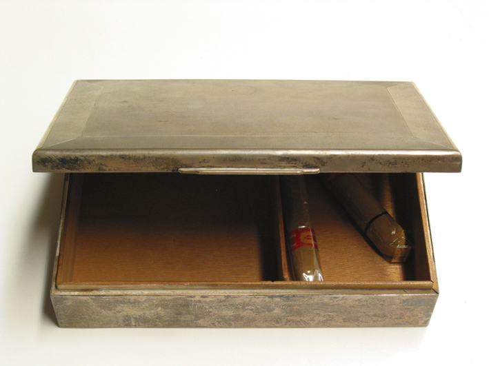 Zilveren sigarendoos met inscriptie "Aangeboden door de scheepsbouwvereniging "Hoogezand" namens de Groninger Scheepsbouwers 12-1-55"