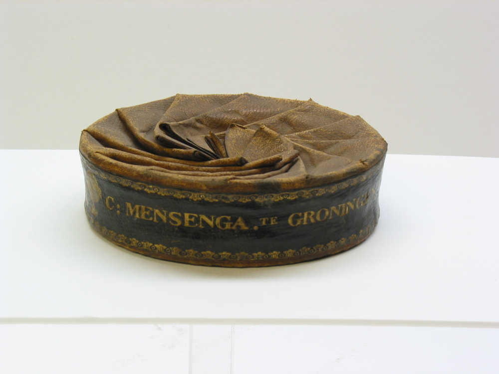 Tabaksdoos met rondvouwende sluiting en opschrift: "C. Mensenga. te Groningen. uit vrindschap. 1831"