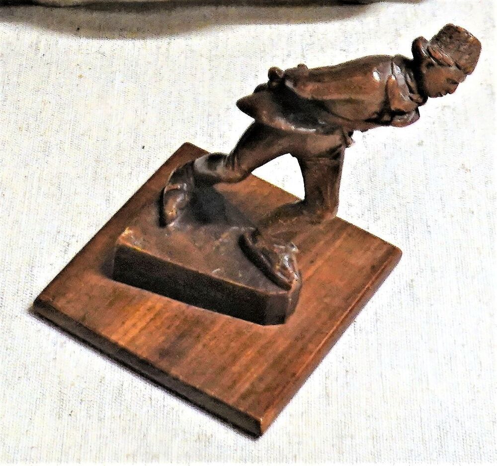 Houten beeldje van schaatsenrijder