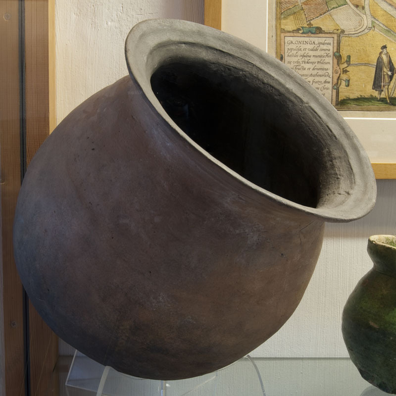 Kogelpot, eerste helft 14e eeuw.