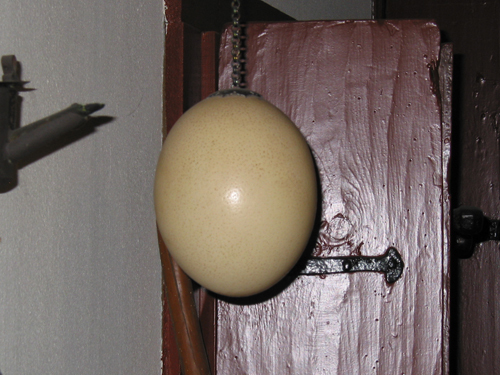 Struisvogelei aan ketting